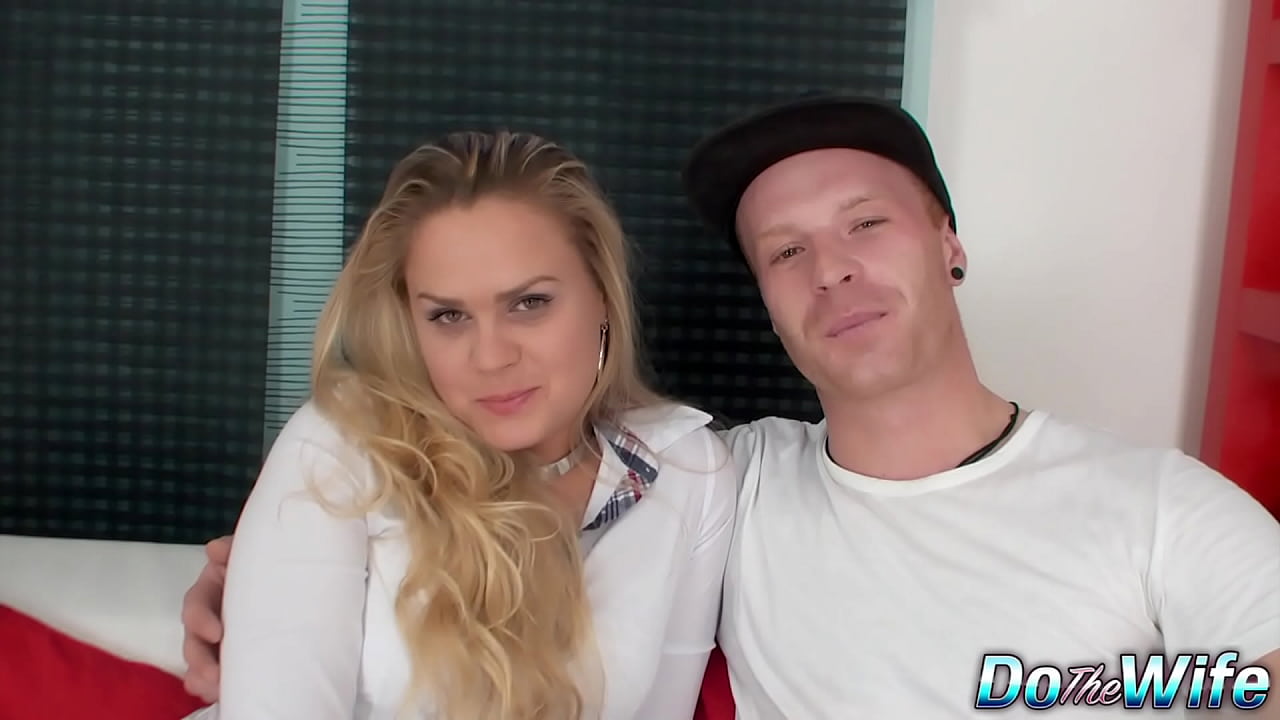 Esposa rubia Barra Brass recibe creampie anal justo al lado de su cornudo
                    anal blonde interracial creampie wife housewife hotwife cuckold fuck my wife in front of husband muchos negros