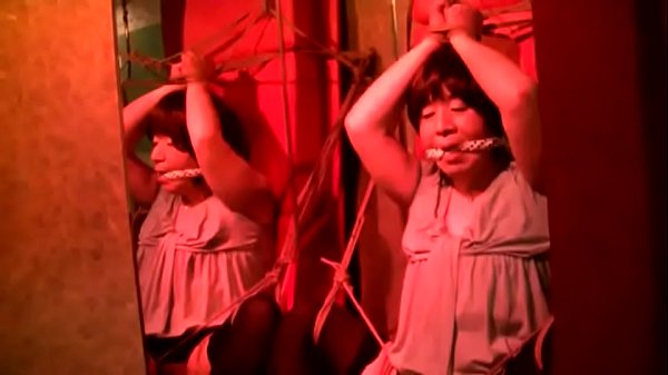 Jyosoukofujiko is tied on a anal exposing table...