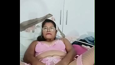 En lenceria rosa, me masturbo rico