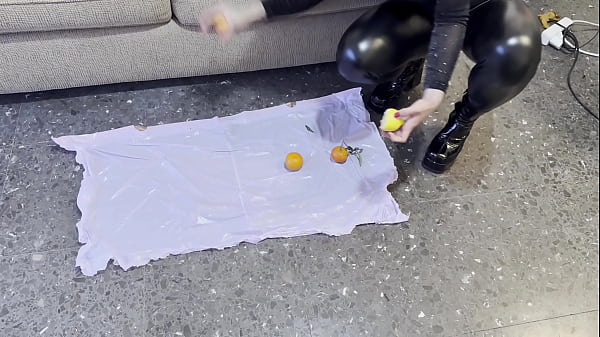 Aplastando frutas con mis tacones