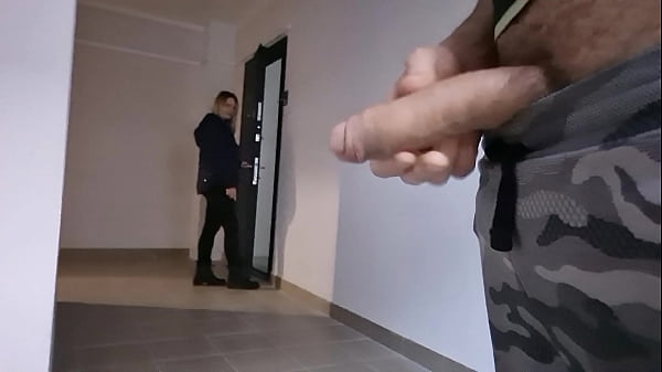 Jerk off Studio - Un hombre muestra una gran polla a una hermosa chica desconocida