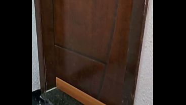 Marido entra no quarto e flagra seu amigo chupando a bucetinha da sua esposinha safada