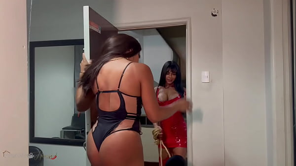 Duas Trans arrombam o cu do casado e fazem ele...