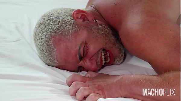 Rola grossa folgando cuzinho rosa!