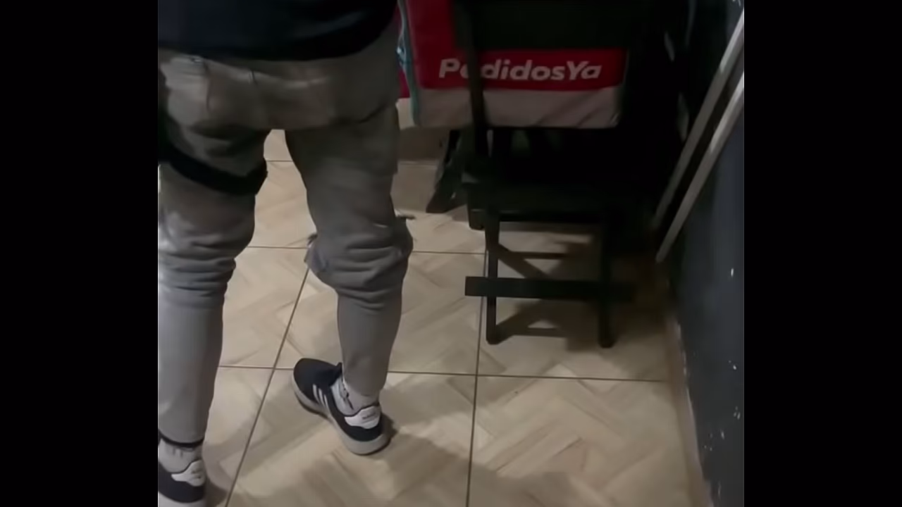 PED&Iacute_ UN SERVICIO DE DELIVERY Y SEDUJE AL CHICO Y ACEPTO QUE LE DIERA LA PROPINA EN MI CUARTO