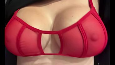 イタリアの巨乳熟女アルテミシア・ラブがジューシーな胸を披露