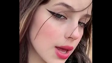 A young Paraguayan woman who steals glances with her beautiful face.