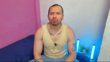 Download Video - Alba&ntilde;il dotado casado penetra el culito virgen a pelo de joven twink en un cafe internet&excl; Relato sexual