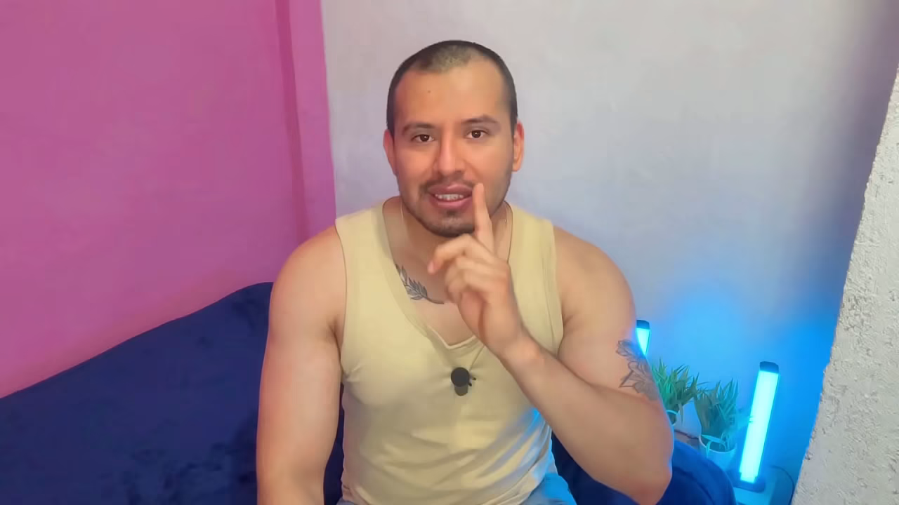 Alba&ntilde_il dotado casado penetra el culito virgen a pelo de joven twink en un cafe internet! Relato sexual