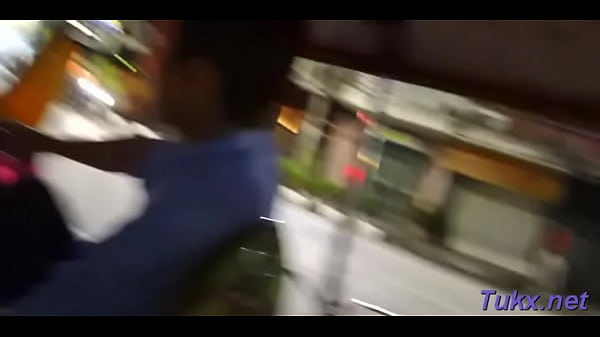 Dame Brune Romantique Baise Devant La Caméra