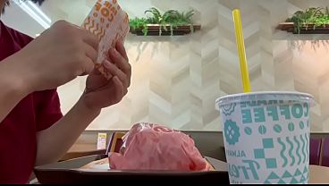 【女子大生の1日】講義終わりにハンバーガー屋さん行って、お店のト◯レで午後の授業前にオナニーしてスッキリしてきました。