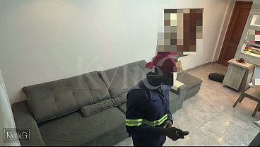 Camera de segurança pega mulher traindo o marido