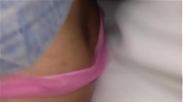 Dando no cine com a calcinha fio pink de gatinh...