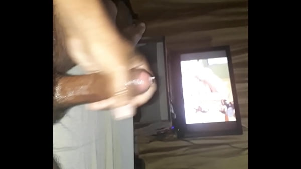 Download Video - Batendo uma bronha vendo v&iacute;deo