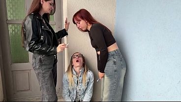 オタク系レズビアンの口は、2人の女の子にとって人間痰壺であり人間灰皿である - 人間ゴミ箱レズドム