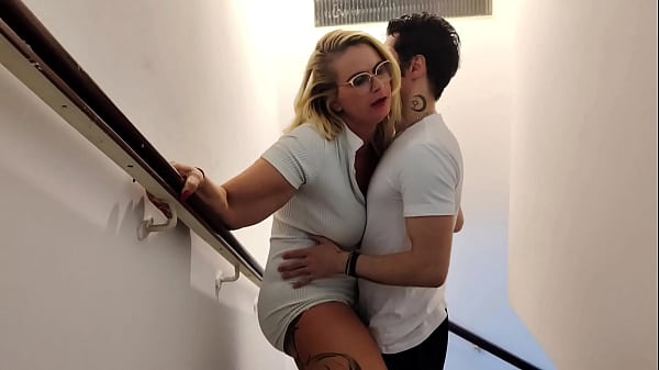Download Video - Fiz minha amiga de corna&comma; Eu trepei com marido enquanto ela estava no sono profundo ao lado dela