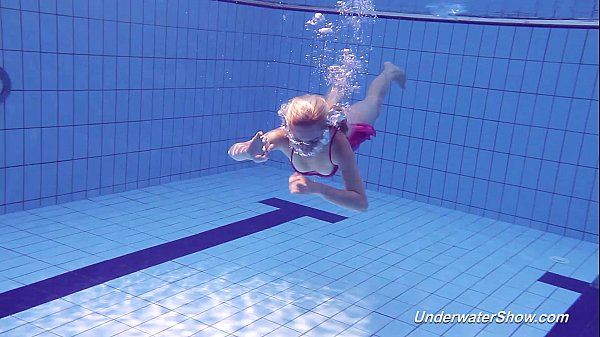 Proklova takes off bikini and swims under water