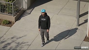 BUSCA DE UMA CA&Ccedil;A PELAS RUAS ENCONTREI A CAPA DA PLAYBOY DE PORTUGAL(PAMELA PANTERA)