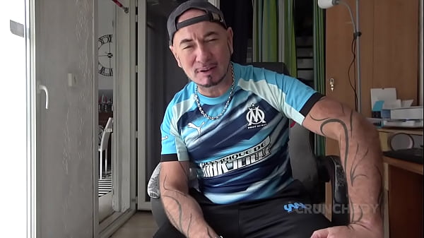 un jeune mec de 20 ans baise le cul de son pote gay et lui jouit dans le cul par surprise