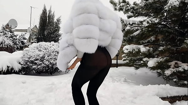 An amateur snowwhite girl who really enjoy to make a blowjob and to get a massive load of warm sperm on her face