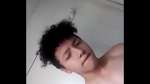 Me la jalo pensando en mí mama