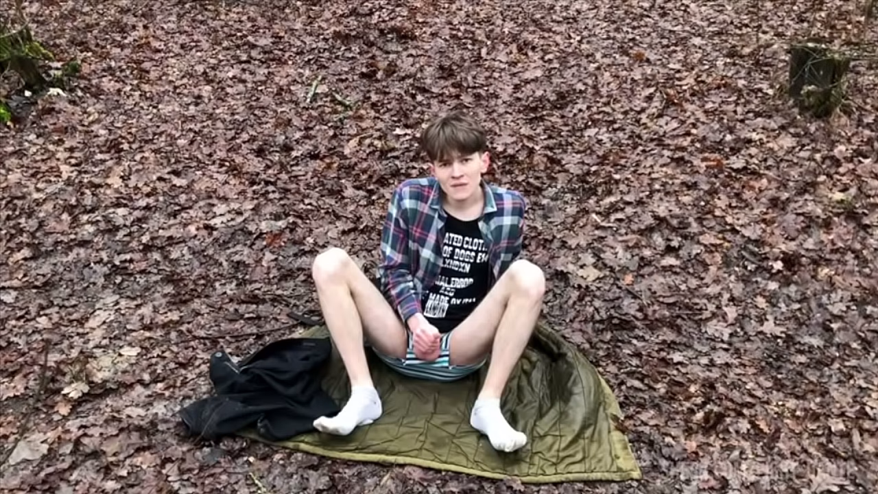 Acampando con papá al aire libre / papá me filmó y me corrí como VULCANO / chico lindo
                   european sexy outdoor handjob cute gay twink men big cock muchos negros