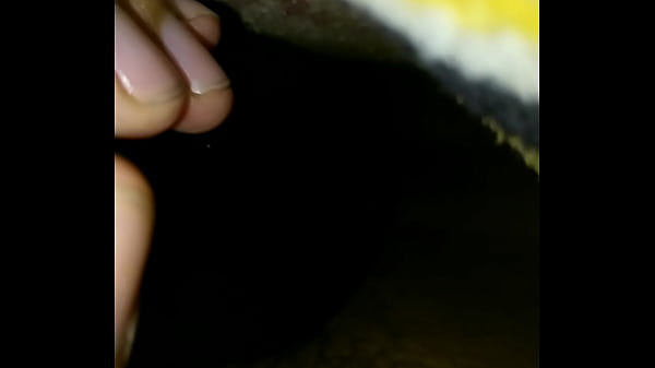 Tumbado juego con la linterna y escurro la leche
                   Tumbado juego con la linterna y escurro la leche muchos negros