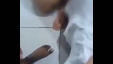 私のいたずら好きな妻が、友人たちとの乱交パーティーに参加している。