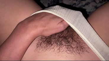 私の股の間がどれだけ濡れているか見て。女性視点。