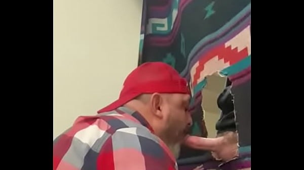 Un Contractuel S'arrête À Gloryhole