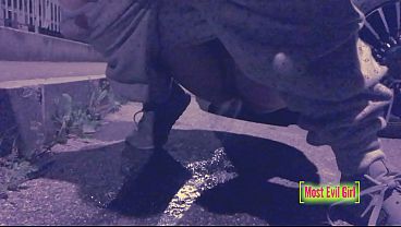 Girl alone at night in a parking lot lowers her pants in public to piss - Sex tape