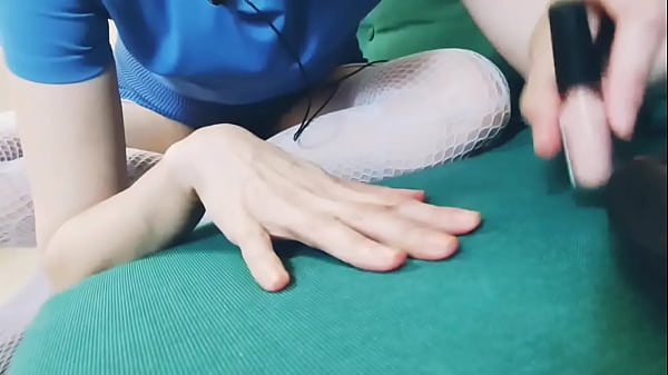 Regalo Cuckold de Navidad, u&ntilde;as pintadita de renos y verga de Juangorilla bien metida