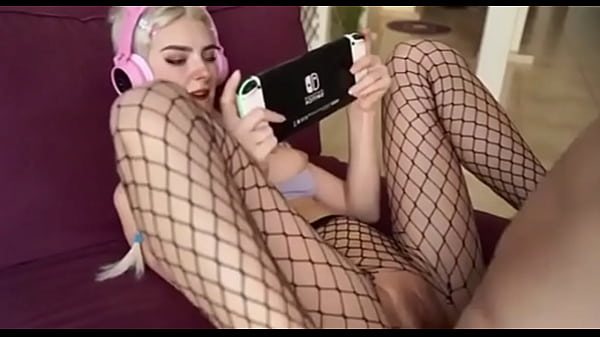 flaca follada por su amigo