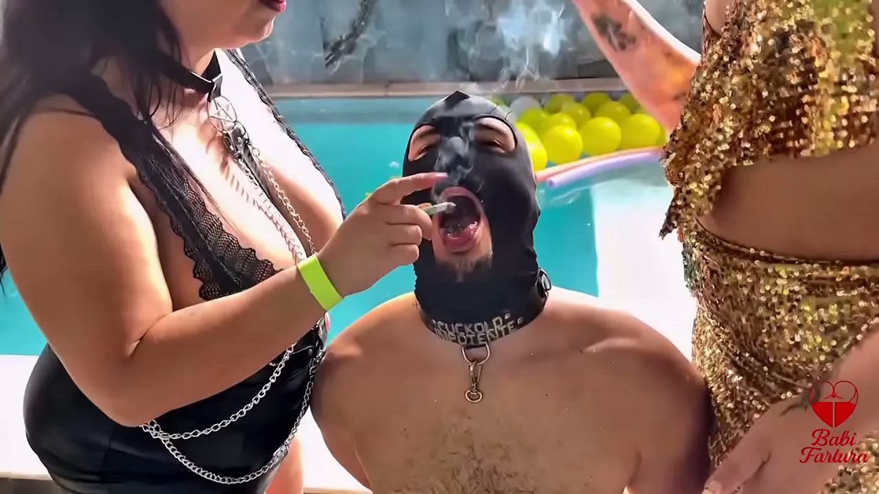 Smoking, fumando com minha amiga peituda e jogando fuma&ccedil_a na cara do corno brocha ot&aacute_rio...