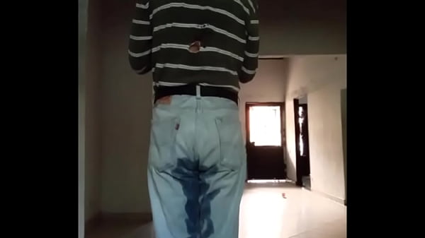 Pantalones orinados con pa&ntilde;al de tela y locura total con doble orgasmo