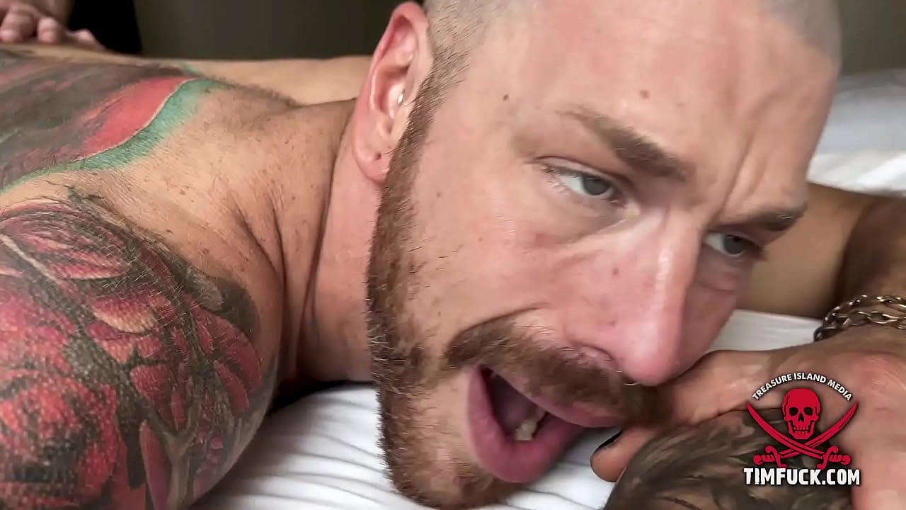 Drew Sebastian le destroza el culo a Parker Logan
                    tattoos breeding huge cock gay bareback gay anal muchos negros