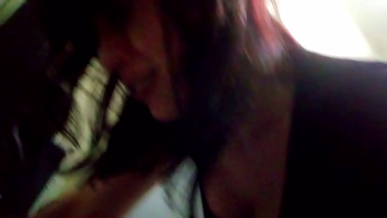 Me ayudas a sacarme el calzoncito, me dice mi sexy nena.