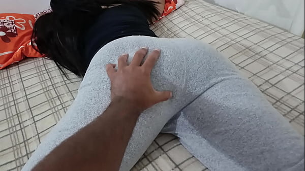 Download Video - Mi Madrastra cachonda llego cansada del gimnasio y yo por accidente casi me pilla metiendole la polla por su enorme culo