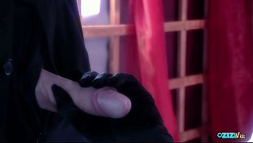 上品なランジェリーを身にまとった輝く女の子は、指で愛撫したくなるほど蜜が溢れ出る蜜壺のようだ