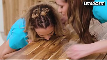 Lesbianas comiendo coño en la mesa de la cocina... Sus dedos van directamente adentro
                   Lesbianas comiendo coño en la mesa de la cocina... Sus dedos van directamente adentro muchos negros