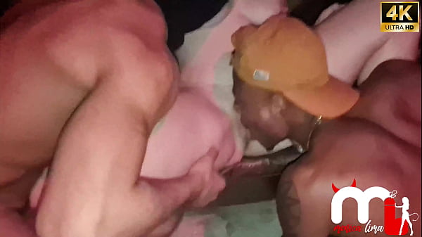 Em um rolê aleatório levei dois criadores para chocar as pessoas do local, transamos no sofá e geral parou para assistir.