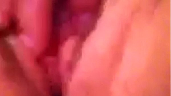 Femme Se Caressant Les Seins Et Se Masturbant Sa Chatte Délicieuse