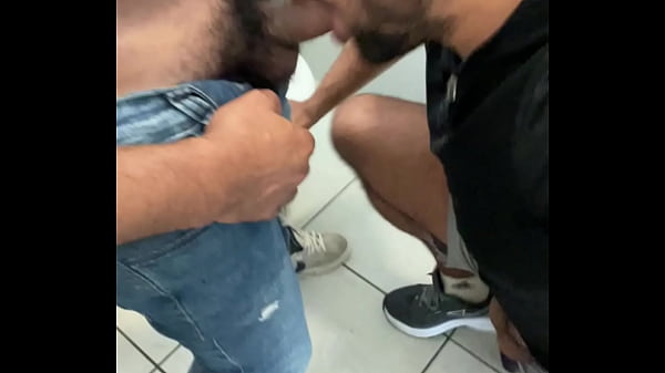 NO BANHEIRO DO SHOPPING FAZENDO ORAL NO VENDEDO...
