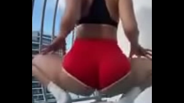 Eu Dançando gostoso pra exitar os machos na rua