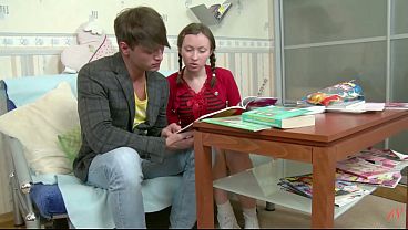 ベイブがクラスメイトのペニスを尻に受け入れる