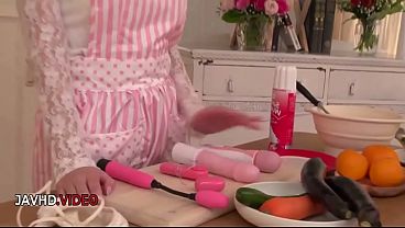 スリムな日本人妻、秋野千尋が激しいフェラチオとハードコアなセックスを披露