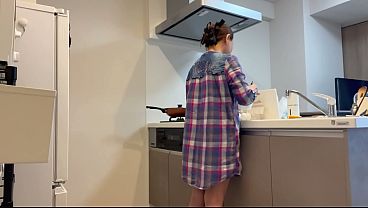 Download Video - 無修正・個人撮影・素人・投稿 キッチンで料理中の妻に中出しセックス