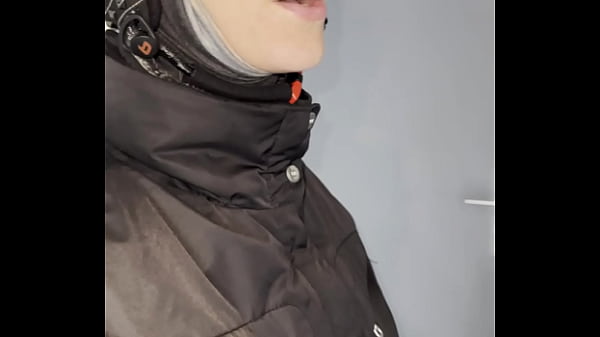 Lety Howl drague un inconnu anglais au casier à...