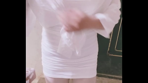 Download Video - 【露出】女装伪娘楼道自慰：包臀裙&sol;肉丝&sol;透明开衫