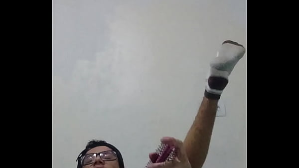 Enfiando escova de cabelo no meu cuzinho